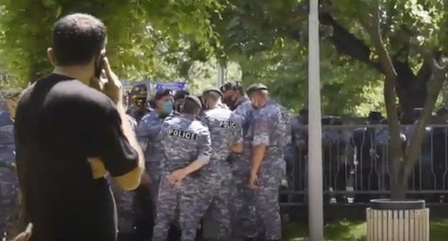 Сотрудники полиции на месте акции протеста в Ереване. Стоп-кадр видео https://www.youtube.com/watch?v=r7DK1kqpX6I&feature=emb_logo Сотрудники полиции на месте акции протеста в Ереване. Стоп-кадр видео https://www.youtube.com/watch?v=r7DK1kqpX6I&feature=emb_logo