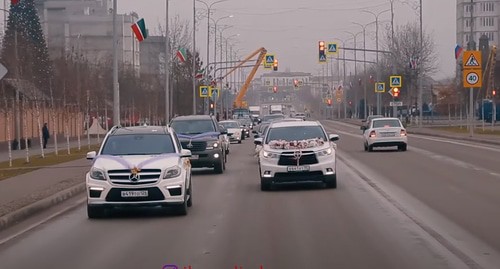 Свадебный кортеж в Чечне. Скриншот видео https://www.youtube.com/watch?v=vq01MTjUfGs Свадебный кортеж в Чечне. Скриншот видео https://www.youtube.com/watch?v=vq01MTjUfGs