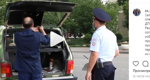Автовладелец снимает тонировку по требованию сотрудника полиции. Скриншот со страницы главы чеченского управления ГИБДД Идриса Черхигова в Instagram. https://www.instagram.com/p/CBdzZeIABxU/ Автовладелец снимает тонировку по требованию сотрудника полиции. Скриншот со страницы главы чеченского управления ГИБДД Идриса Черхигова в Instagram. https://www.instagram.com/p/CBdzZeIABxU/