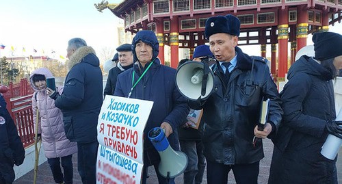 Участники акции протеста в Элисте. Фото Бадмы Бюрчиева для "Кавказского узла" Участники акции протеста в Элисте. Фото Бадмы Бюрчиева для "Кавказского узла"