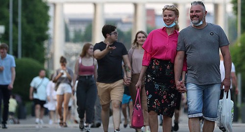 Люди в масках. Фото: REUTERS/Evgenia Novozhenina Люди в масках. Фото: REUTERS/Evgenia Novozhenina