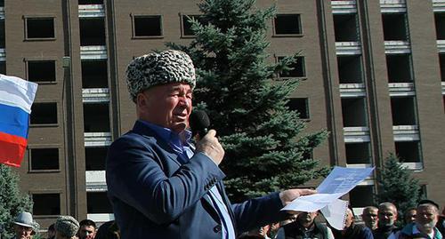 Малсаг Ужахов на митинге в Магасе. Октябрь 2018 года. Фото: Магомед Муцольгов https://www.kavkaz-uzel.eu/blogs/342/posts/34945 Малсаг Ужахов на митинге в Магасе. Октябрь 2018 года. Фото: Магомед Муцольгов https://www.kavkaz-uzel.eu/blogs/342/posts/34945