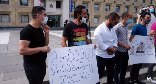 Плакат "Дайте возможность существовать!"на акцию протеста в Тбилиси. Фото Беслана Кмузова для Кавказского узла" Плакат "Дайте возможность существовать!"на акцию протеста в Тбилиси. Фото Беслана Кмузова для Кавказского узла"