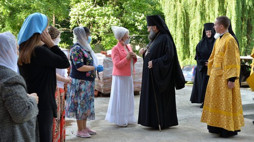 Архиепископ Майкопский и Адыгейский Тихон и прихожане. Фото пресс-службы Майкопской и Адыгейской епархии. https://adygeya-orthodoxia.ru Архиепископ Майкопский и Адыгейский Тихон и прихожане. Фото пресс-службы Майкопской и Адыгейской епархии. https://adygeya-orthodoxia.ru
