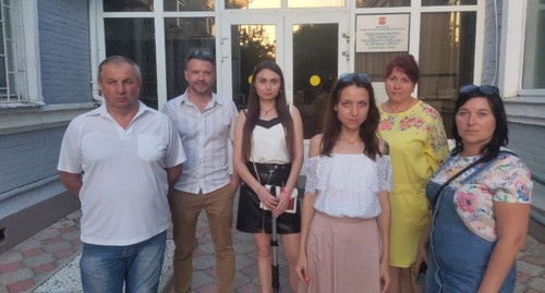 Активисты у здания УВД в Ейске. Фото Анастасии Тетериной Активисты у здания УВД в Ейске. Фото Анастасии Тетериной