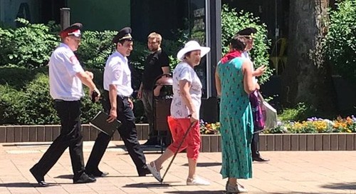 Задержанные пенсионерки-пикетчицы и сотрудники полиции. Фото Анны Колмагорцевой. Задержанные пенсионерки-пикетчицы и сотрудники полиции. Фото Анны Колмагорцевой.