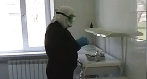 Медик в КБР во время эпидемии. Кадр видео
"Вести КБР" https://www.youtube.com/watch?time_continue=16&v=zsqaqHc5cC4&feature=emb_logo Медик в КБР во время эпидемии. Кадр видео
"Вести КБР" https://www.youtube.com/watch?time_continue=16&v=zsqaqHc5cC4&feature=emb_logo