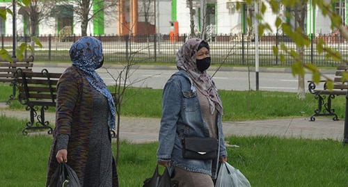 Женщины в масках в Грозном. Фото: REUTERS/Ramzan Musaev Женщины в масках в Грозном. Фото: REUTERS/Ramzan Musaev
