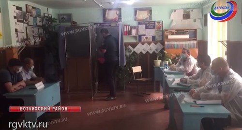 Досрочное голосование на участке в Ботлихском районе Дагестана 21 июня 2020 года. Скриншот видео на YouTube-канале «РГВК "Дагестан"». https://www.youtube.com/watch?v=lfjKCAs-4tU Досрочное голосование на участке в Ботлихском районе Дагестана 21 июня 2020 года. Скриншот видео на YouTube-канале «РГВК "Дагестан"». https://www.youtube.com/watch?v=lfjKCAs-4tU