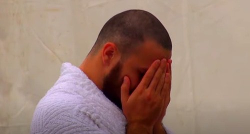 Дагестанский паломник в Саудовской Аравии. Хадж-2019. Кадр видео "Дождь на горе Арафа. О чём молили паломники? №15" на канале "Телеканал ННТ" https://www.youtube.com/watch?v=87uCp0-Cuog Дагестанский паломник в Саудовской Аравии. Хадж-2019. Кадр видео "Дождь на горе Арафа. О чём молили паломники? №15" на канале "Телеканал ННТ" https://www.youtube.com/watch?v=87uCp0-Cuog