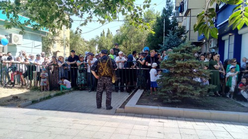 Люди, не попавшие на парад в Каспийске 24 июня 2020 года. Фото Расула Магомедова для "Кавказского узла" Люди, не попавшие на парад в Каспийске 24 июня 2020 года. Фото Расула Магомедова для "Кавказского узла"