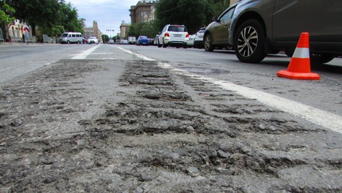 Разбитая дорога на участке улиц Мира и Ленина в Волгограде. Фото Вячеслава Ященко для "Кавказского узла"