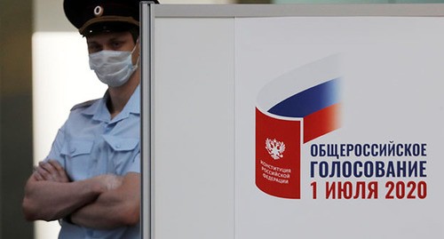 Сотрудник правоохранительных органов рядом с плакатом. Фото: REUTERS/Anton Vaganov
Сотрудник правоохранительных органов рядом с плакатом. Фото: REUTERS/Anton Vaganov