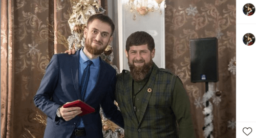 Чингиз Ахмадов получает звание заслуженного журналиста Чечни из рук Рамзана Кадырова. Фото: скриншот публикации в Инстаграм - https://www.instagram.com/p/BsDbWkQlS9b/?utm_source=ig_web_copy_link**
