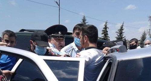 Участники акции вынужденных переселенцев общаются с сотрудниками полиции. Магас. Фото Умара Йовлоя для "Кавказского узла" Участники акции вынужденных переселенцев общаются с сотрудниками полиции. Магас. Фото Умара Йовлоя для "Кавказского узла"