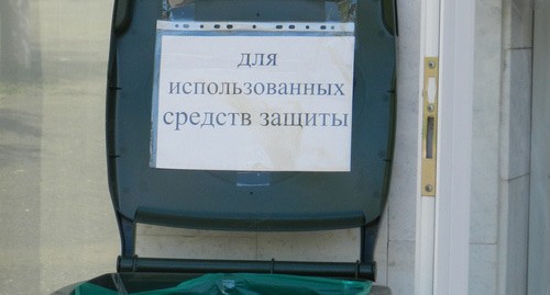 Урна для использованных средств защиты на избирательном участке. Фото Татьяны Филимоновой для "Кавказского узла" Урна для использованных средств защиты на избирательном участке. Фото Татьяны Филимоновой для "Кавказского узла"