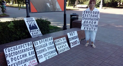 Одиночный пикет Галины Тихенко в Волгограде. Фото Вячеслава Ященко для "Кавказского узла" Одиночный пикет Галины Тихенко в Волгограде. Фото Вячеслава Ященко для "Кавказского узла"