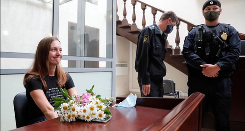 Российская журналистка Светлана Прокопьева, обвиняемая в публичном оправдании терроризма, присутствует на судебном заседании в Пскове, Россия, 6 июля 2020 года. Фото: REUTERS/Anton Vaganov
Российская журналистка Светлана Прокопьева, обвиняемая в публичном оправдании терроризма, присутствует на судебном заседании в Пскове, Россия, 6 июля 2020 года. Фото: REUTERS/Anton Vaganov