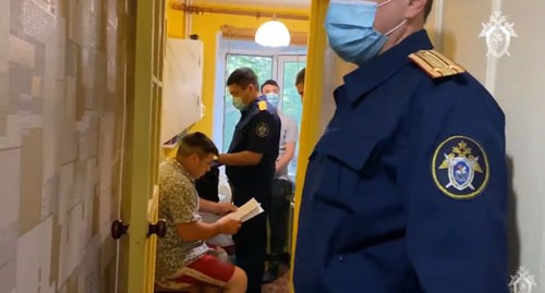 Силовики в квартире одного из подозреваемых. Кадр видео Следственного комитета https://www.youtube.com/watch?v=3QJbGcJXFc4&feature=youtu.be Силовики в квартире одного из подозреваемых. Кадр видео Следственного комитета https://www.youtube.com/watch?v=3QJbGcJXFc4&feature=youtu.be