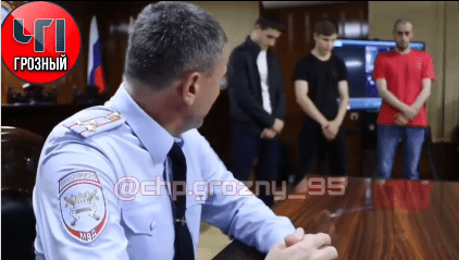 Сотрудник МВД Чечни отчитывает трех молодых людей за нарушение правил дорожного движения. Стоп-кадр видео https://www.instagram.com/p/CCfhrStFt-X/. Сотрудник МВД Чечни отчитывает трех молодых людей за нарушение правил дорожного движения. Стоп-кадр видео https://www.instagram.com/p/CCfhrStFt-X/.