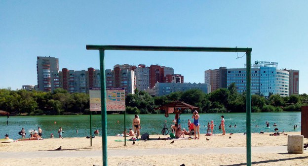 Пляж в Парке Дружба. 10.06.2020. Фото Валерий Люгаев для "Кавказского узла"