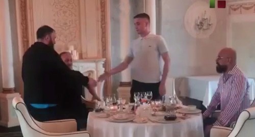 Чеченский блогер Зелимхан Зелимханов пожал руку Святославу Коваленко. Скриншот https://www.instagram.com/p/CCmDn0FFJfJ/ Чеченский блогер Зелимхан Зелимханов пожал руку Святославу Коваленко. Скриншот https://www.instagram.com/p/CCmDn0FFJfJ/