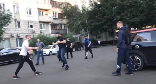 Стоп-кадр с видео избиения Зелимхановым Коваленко. https://www.youtube.com/watch?v=wpTxO_39ktU Стоп-кадр с видео избиения Зелимхановым Коваленко. https://www.youtube.com/watch?v=wpTxO_39ktU