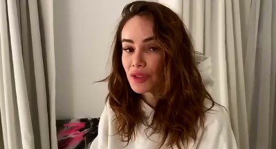 Айза Анохина приносит извинения за интервью о войне в Чечне. Кадр видео https://360tv.ru/news/znamenitosti/ajza-izvinilas-pered-narodom-chechni-posle-intervju-sobchak/ Айза Анохина приносит извинения за интервью о войне в Чечне. Кадр видео https://360tv.ru/news/znamenitosti/ajza-izvinilas-pered-narodom-chechni-posle-intervju-sobchak/