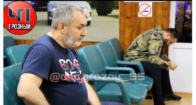 Родители задержанных трех молодых людей за нарушение правил дорожного движения. Стоп-кадр видео https://www.instagram.com/p/CCfhrStFt-X/. Родители задержанных трех молодых людей за нарушение правил дорожного движения. Стоп-кадр видео https://www.instagram.com/p/CCfhrStFt-X/.