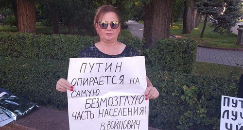 Одиночный пикет Елены Шеиной в Волгограде. Фото Татьяны Филимоновой для "Кавказского узла". Одиночный пикет Елены Шеиной в Волгограде. Фото Татьяны Филимоновой для "Кавказского узла".