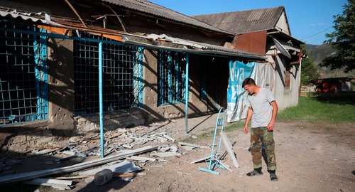 Поврежденный в ходе обстрелов во время эскалации ситуации на армяно-азербайджанской границе 12-14 июля в селе Дондар Гушчу Товузского района Азерб
айджана. Фото Азиза Каримова для "Кавказского узла" Поврежденный в ходе обстрелов во время эскалации ситуации на армяно-азербайджанской границе 12-14 июля в селе Дондар Гушчу Товузского района Азерб
айджана. Фото Азиза Каримова для "Кавказского узла"