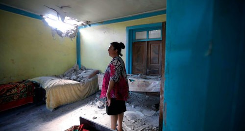 Поврежденный дом в ходе обстрелов во время эскалации ситуации на армяно-азербайджанской границе 12-14 июля в селе Дондар Гушчу Товузского района Азербайджана. Фото Азиза Каримова для "Кавказского узла" Поврежденный дом в ходе обстрелов во время эскалации ситуации на армяно-азербайджанской границе 12-14 июля в селе Дондар Гушчу Товузского района Азербайджана. Фото Азиза Каримова для "Кавказского узла"