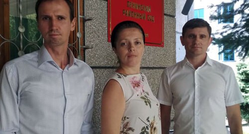 адвокат Евгений Сащенко, Яна Антонова, адвокат Александр Валявский. Фото Яны Антоновой для "Кавказского узла" адвокат Евгений Сащенко, Яна Антонова, адвокат Александр Валявский. Фото Яны Антоновой для "Кавказского узла"