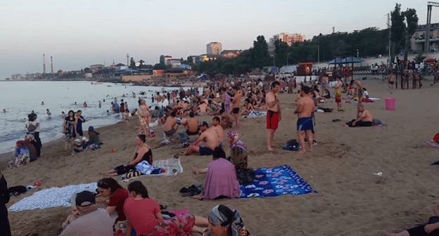 Отдыхающие на городском пляже в Махачкале. Кадр видео "Бюро переводов" https://www.youtube.com/watch?v=VHiui7lZNkM