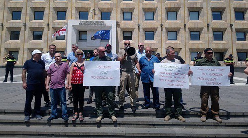 Участники акции протеста перед зданием Госканцелярии. Тбилиси, 19 июля 2020 года. ФОто Беслана Кмухова для "Кавказского узла" Участники акции протеста перед зданием Госканцелярии. Тбилиси, 19 июля 2020 года. ФОто Беслана Кмухова для "Кавказского узла"
