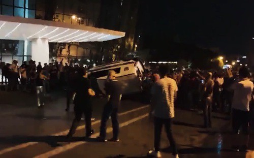 Беспорядки в центре Баку в ночь на 15 июля. Фото: скриншот со страницы МВД Азербайджана в Facebook https://www.facebook.com/polisazerbaycan/videos/332426507765677/?v=332426507765677 Беспорядки в центре Баку в ночь на 15 июля. Фото: скриншот со страницы МВД Азербайджана в Facebook https://www.facebook.com/polisazerbaycan/videos/332426507765677/?v=332426507765677
