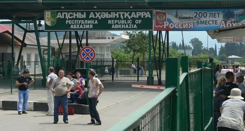 КПП на границе Абхазии и России. Фото: DILIN, https://commons.wikimedia.org/w/index.php?curid=15780557 КПП на границе Абхазии и России. Фото: DILIN, https://commons.wikimedia.org/w/index.php?curid=15780557