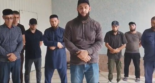 Мужчины из числа родственников убитого в Вене критика чеченских властей блогера Мамихана Умарова выступили с видеообращением. Стоп-кадр видео https://web.facebook.com/100036269079380/videos/293926278493006 Мужчины из числа родственников убитого в Вене критика чеченских властей блогера Мамихана Умарова выступили с видеообращением. Стоп-кадр видео https://web.facebook.com/100036269079380/videos/293926278493006