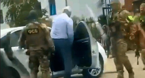 Задержание главы Контрольно-счетной палаты Ингушетии Мустафы Белхороева. Кадр видео NART ORSTHO Задержание главы Контрольно-счетной палаты Ингушетии Мустафы Белхороева. Кадр видео NART ORSTHO