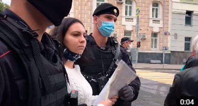 Задержание активистки в Москве на акции в поддержку Мордасова и Сидорова. Кадр видео https://www.svoboda.org/a/30742886.html) Задержание активистки в Москве на акции в поддержку Мордасова и Сидорова. Кадр видео https://www.svoboda.org/a/30742886.html)