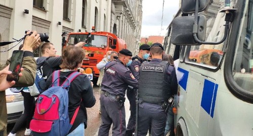 Задержание участников акции в поддержку Мордасова и Сидорова. Фото: ТГ-канал "Ростовское дело", https://web.telegram.org/#/im?p=@rostovcase Задержание участников акции в поддержку Мордасова и Сидорова. Фото: ТГ-канал "Ростовское дело", https://web.telegram.org/#/im?p=@rostovcase
