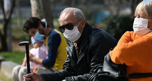 Люди в медицинских масках. Фото: REUTERS/Alexandros Avramidis Люди в медицинских масках. Фото: REUTERS/Alexandros Avramidis