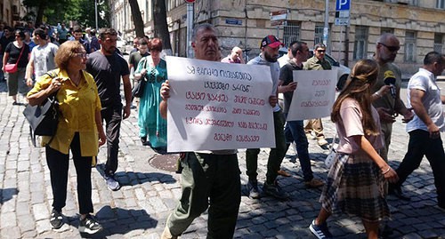 Участники акции протеста в поддержку Зазы Гахеладзе. Тбилиси, 19 июля 2020 года. Фото Беслана Кмузова для "Кавказского узла". Участники акции протеста в поддержку Зазы Гахеладзе. Тбилиси, 19 июля 2020 года. Фото Беслана Кмузова для "Кавказского узла".