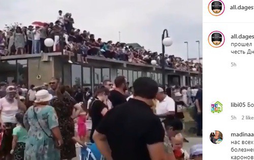 Зрители военно-морского парада в Каспийске. Фото: скриншот со страницы all.dagestan в Instagram https://www.instagram.com/p/CDGr7cwAhca/ Зрители военно-морского парада в Каспийске. Фото: скриншот со страницы all.dagestan в Instagram https://www.instagram.com/p/CDGr7cwAhca/