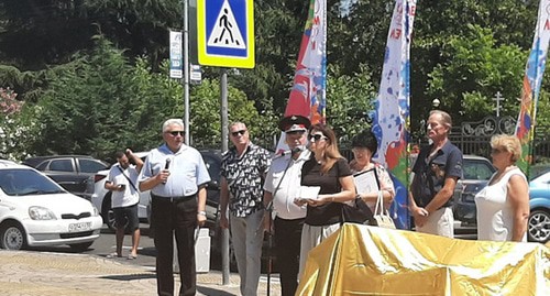 30 июня на улице Победы в Адлере торжественное открытие памятного знака«Крепости «Святого Духа»" в Адлере, где археологи нашли остатки крепости. Фото Светланы Кравченко для "Кавказского узла" 30 июня на улице Победы в Адлере торжественное открытие памятного знака«Крепости «Святого Духа»" в Адлере, где археологи нашли остатки крепости. Фото Светланы Кравченко для "Кавказского узла"