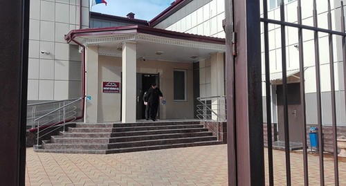 Майский райсуд Кабардино-Балкарии. Фото https://yandex.ru/maps/org/mayskiy_rayonny_sud/1028676823/?ll=44.129124%2C43.613084&z=11.7 Майский райсуд Кабардино-Балкарии. Фото https://yandex.ru/maps/org/mayskiy_rayonny_sud/1028676823/?ll=44.129124%2C43.613084&z=11.7