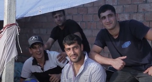 Граждане Азербайджана в Кулларе. Стоп-кадр видео "Кавказского узла" Граждане Азербайджана в Кулларе. Стоп-кадр видео "Кавказского узла"