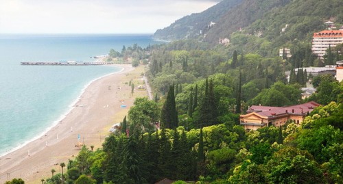 Пляж в Абхазии. Фото: Ксения М, https://ru.wikipedia.org Пляж в Абхазии. Фото: Ксения М, https://ru.wikipedia.org