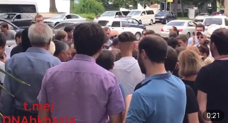 Митинг в Гагре, 29 июля 2020 г. Стоп-кадр видео https://t.me/DNAbkhazia/1198 Митинг в Гагре, 29 июля 2020 г. Стоп-кадр видео https://t.me/DNAbkhazia/1198