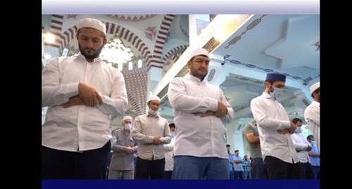 Коллективный намаз по случаю Курбан-байрама. Стоп-кадр видео https://www.instagram.com/p/CDS4w4ppSOD/ Коллективный намаз по случаю Курбан-байрама. Стоп-кадр видео https://www.instagram.com/p/CDS4w4ppSOD/
